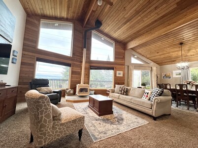 10 ppl/full house/relax/private yard/wifi/games/kid space/fire pit/uniq art