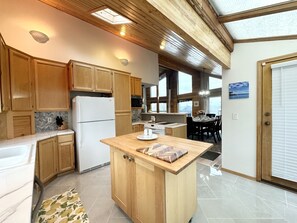 Fridge, microwave, oven, stovetop - 10 ppl/full house/relax/private yard/wifi/games/kid space/fire pit/uniq art (Camano)