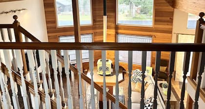 10 ppl/full house/relax/private yard/wifi/games/kid space/fire pit/uniq art