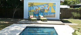 Great Location-Close to Everything. Adorable 3 BD/3 Bath Cottage with Pool! 