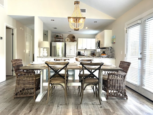 Great Location-Close to Everything. Adorable 3 BD/3 Bath Cottage with Pool! 