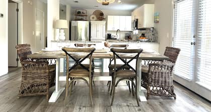 Great Location-Close to Everything. Adorable 3 BD/3 Bath Cottage with Pool!