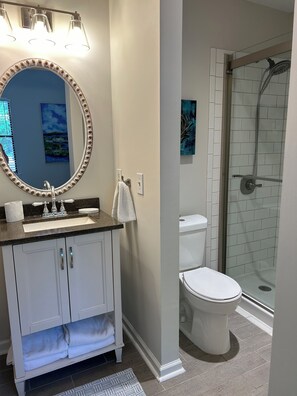 Dusche, Haartrockner, Handtücher, Seife