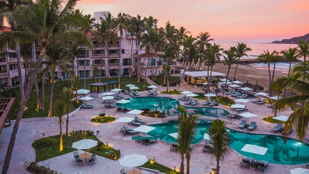 A resort with multiple swimming pools, lounge areas, and palm trees. - Semana Santa Mazatlán 2024, del 24 al 31 de Marzo 2024 (Mazatlán)
