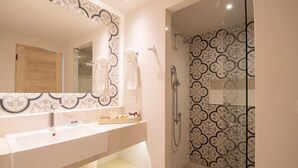 A modern bathroom with a large mirror, a sink, and a shower area. - Semana Santa Mazatlán 2024, del 24 al 31 de Marzo 2024 (Mazatlán)