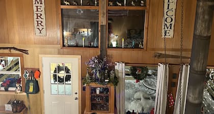Cozy Vermont Chalet- Nature, Comfort & Adventure.Snuggled on top of Chimney Hill