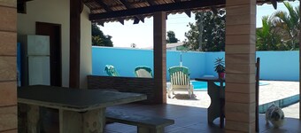 Casa Simples com Quiosque e Piscina