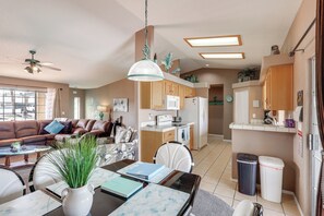 Interior - Pool & Hot Tub: Pet-Friendly Lake Havasu Home! (Lake Havasu City)