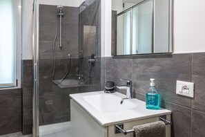 Bathroom - 2-bed Apt With Stunning Lake Como Views & Terrace (Lezzeno)