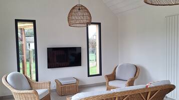 Een televisie en boeken