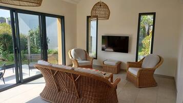 Een televisie en boeken