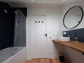 Dusche, Haartrockner, Handtücher, Seife