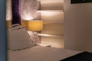 1 habitación, tabla de planchar con plancha y cuna de viaje 