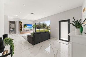 Interior - Family Paradise: Pool, Games, BBQ & Playground (Miami)