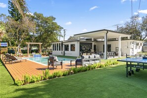 Outdoor pool, a heated pool - Family Paradise: Pool, Games, BBQ & Playground (Miami)