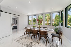 Dining - Family Paradise: Pool, Games, BBQ & Playground (Miami)