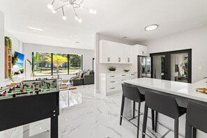 Game room - Family Luxe Paradise: Pool/Games/BBQ & Playground (Miami)