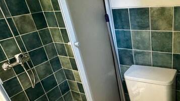 Douche, sĂšche-cheveux, serviettes fournies, savon