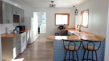 Refrigerador, microondas, placa de cocina, lavavajillas