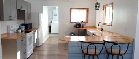 Fridge, microwave, stovetop, dishwasher