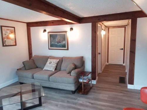 Cozy Quincy: Comfortable stay near Hwy. 17.