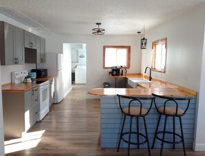 Réfrigérateur, micro-ondes, plaque de cuisson, lave-vaisselle