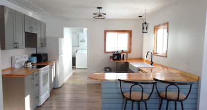 Cozy Quincy: Comfortable stay near Hwy. 17.