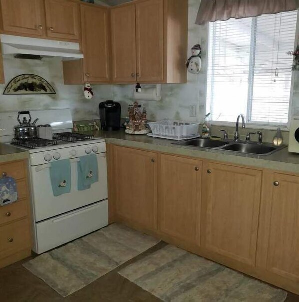 Private kitchen - Route 66 Lake House (Newberry Springs)