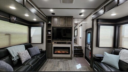 Two bedroom Glamping RV fully stocked/ golf cart