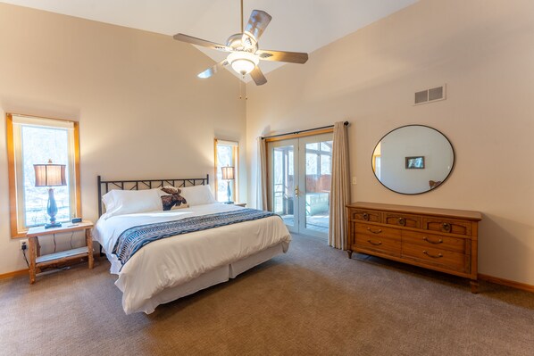 3 habitaciones, escritorio y tabla de planchar con plancha 