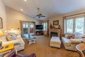 Smart-TV, peis, DVD-spiller og bordtennis