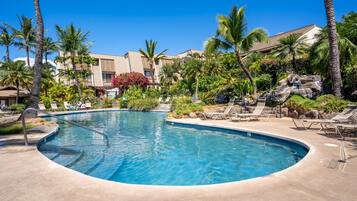 2 piscines extérieures, parasols, chaises longues
