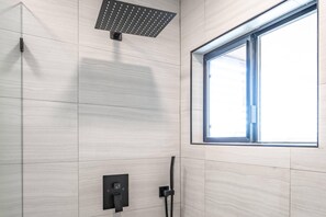 Departamento de lujo, 2 habitaciones, cocina, vista al océano | Baño | Regadera, regadera con hidromasaje, amenidades de baño de diseñador 