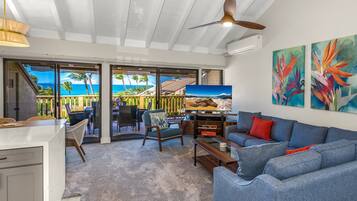 Appartement Luxe, 2 chambres, cuisine, vue océan | Coin séjour | TV connectée de 700 pouces avec chaînes par câble, films à la carte