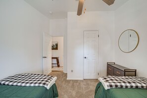 3 soverom, skrivebord, internettilgang og sengetøy