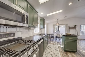 Fridge, microwave, stovetop, dishwasher - Mtn Views + Playground: Family-Friendly Pine Cabin (Pine)