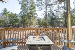 Outdoor spa tub - Mtn Views + Playground: Family-Friendly Pine Cabin (Pine)