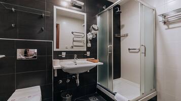 Haartrockner, Handtücher, Seife, Toilettenpapier