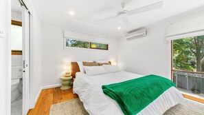4 bedrooms, iron/ironing board, free WiFi, bed sheets - Pet friendly+ walk to beach (PEARL BEACH)