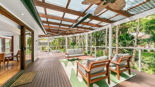 Pet friendly+ walk to beach