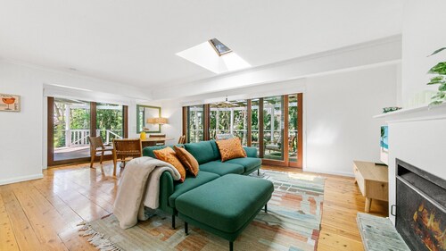 Pet friendly+ walk to beach