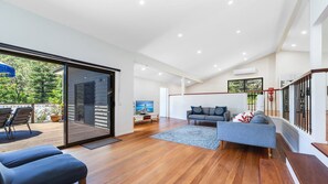 Smart TV, books - Treetops on the Bay by HolidayCo. (HARDYS BAY)