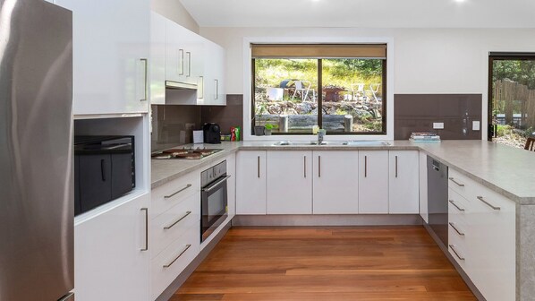 Fridge, microwave, oven, stovetop - Treetops on the Bay by HolidayCo. (HARDYS BAY)