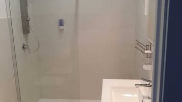 Dusche, Haartrockner, Bidet, HandtĂŒcher