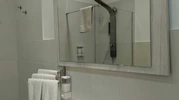 Shower, hair dryer, bidet, towels