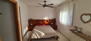 4 chambres, fer et planche à repasser, Wi-Fi gratuit, draps fournis