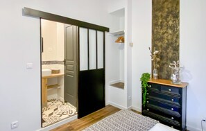 8 bedrooms, travel cot, free WiFi, bed sheets