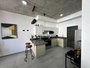 Kühlschrank, Mikrowelle, Ofen, Herdplatte