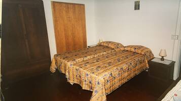 5 bedrooms, iron/ironing board, WiFi, bed sheets