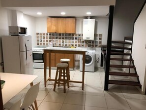 Economy-Apartment | Eigene Küche | Großer Kühlschrank, Mikrowelle, Ofen, Toaster